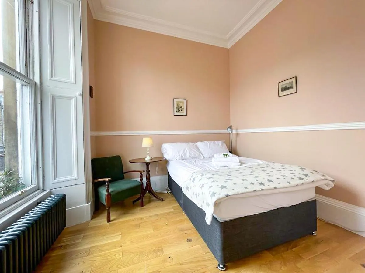 Remarkable 5Br Townhouse With Garden, Sleeps 12 Edinburgh 0*,  United Kingdom