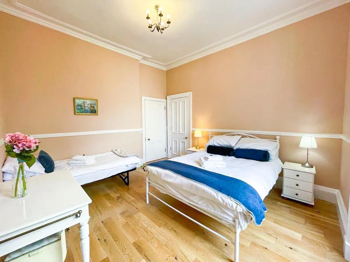 Remarkable 5Br Townhouse With Garden, Sleeps 12 Edinburgh