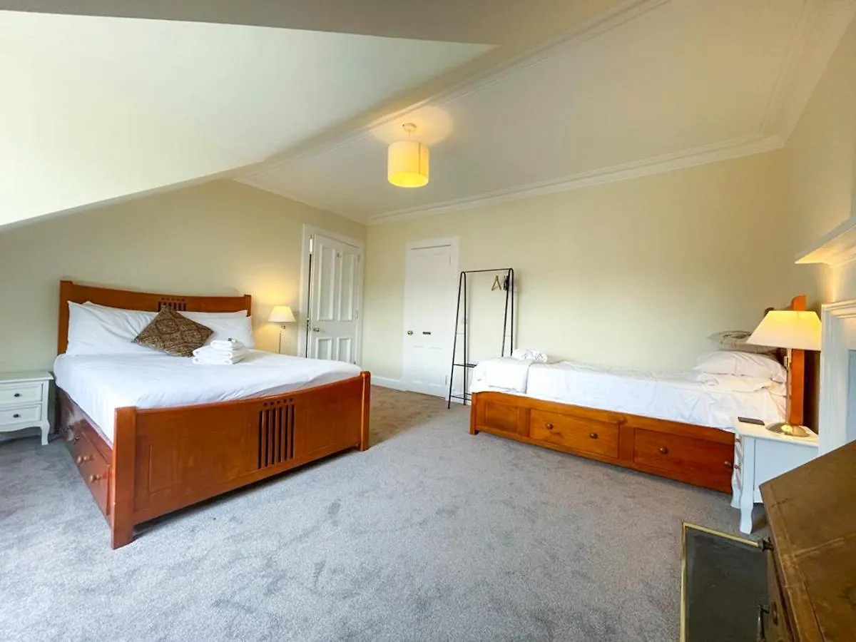 Apartment Remarkable 5Br Townhouse With Garden, Sleeps 12 Edinburgh