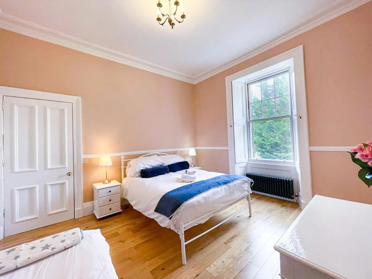 Remarkable 5Br Townhouse With Garden, Sleeps 12 Edinburgh 0*,  United Kingdom