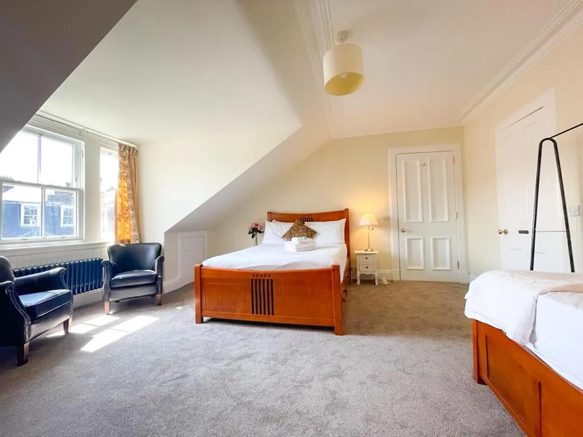 Remarkable 5Br Townhouse With Garden, Sleeps 12 Edinburgh 0*,  United Kingdom