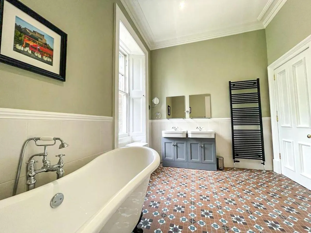 Remarkable 5Br Townhouse With Garden, Sleeps 12 Edinburgh 0*,  United Kingdom