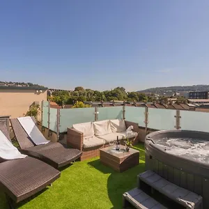 Stylish Penthouse Apartment With Hot Tub Bath